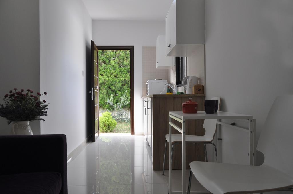 Royal Sunset Studios & Apartments Limassol Exteriör bild